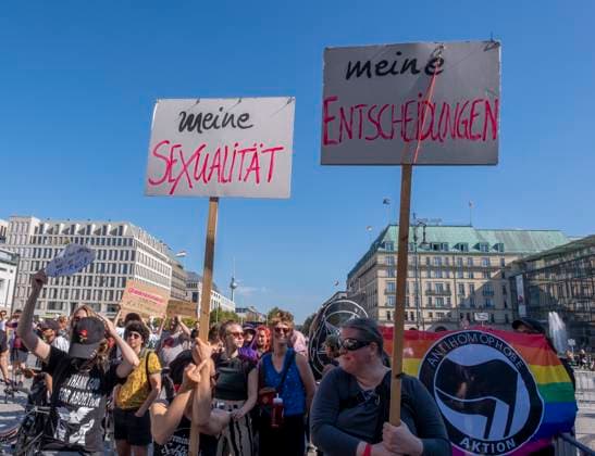 Bilder des Jahres 2024, News 09 September News Themen der Woche KW38 News Bilder des Tages Gegendemonstranten zum Marsch fuer das Leben der Abtreibungsgegner (im Hintergrund) am Samstag (21.09.2024) in Berlin. Mit einem Aktionstag fuer sexuelle Selbstbestimmung und dem 20. Marsch fuer das Leben ist in Berlin fuer und gegen das Recht auf Schwangerschaftsabbrueche demonstriert worden. An Kundgebungen auf beiden Seiten des Brandenburger Tores schlossen sich am Samstag Aufzuege in verschiedene Richtungen an. Am Marsch fuer das Leben der Abtreibungsgegner schaetzte die Polizei die Zahl der Teilnehmerinnen und Teilnehmer im unteren vierstelligen Bereich. An der Demonstration fuer das Recht auf Abtreibungen beteiligten sich laut Polizei rund mehrere Hundert Menschen. (Siehe epd-Meldung vom 21.09.2024) EDITORIAL USE ONLY