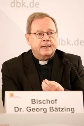 Georg Bätzing beim Pressegespräch zur Vorbereitung der Weltsynode in Rom auf der Herbst-Vollversammlung der Deutschen Bischofskonferenz im Dompfarrzentrum. Fulda, 24.09.2024