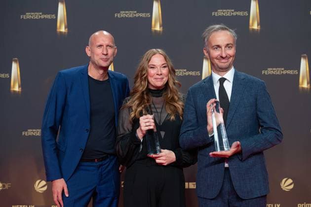 Entertainment Themen der Woche KW39 Jan BOEHMERMANN, Böhmermann, rechts, Moderator, und Team, Preistraeger beste Unterhaltung Show, Verleihung des Deutschen Fernsehpreises, Der Deutsche Fernsehpreis 2024, Deutscher Fernsehpreis 2024 in den MMC Studios Koeln, am 25.09.2024.