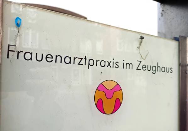Praxisschild einer Frauenärztin, die in einem niedersächsischen Zeughaus auch Geburtshilfe anbietet.