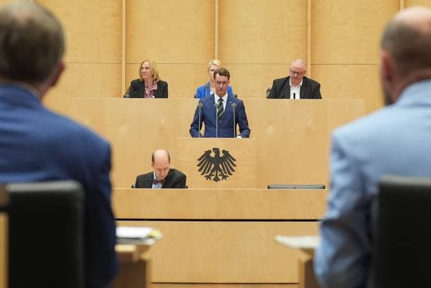 News Bilder des Tages Bundesrat, 1047. Plenarsitzung Hendrik Wuest (CDU) Ministerpraesident von Nordrhein-Westfalen bei seiner Rede im Plenarsaal bei der 1047.. Bundesratssitzung, Berlin, 27.09.2024 Berlin Berlin Deutschland