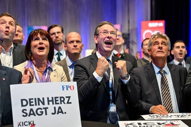 Bilder des Jahres 2024, News 09 September News Themen der Woche KW39 News Bilder des Tages Nationalratswahl 2024, Ursulinenhof Linz 29.09.2024, Ursulinenhof Linz AUT, Nationalratswahl 2024, Pressewahldienst im Bild Sabine Binder (2.Landtagspraesidentin, FP), Hermann Brueckl (FP, NAbg), Herwig Mahr (FP, Klubobmann) Oberoesterreich