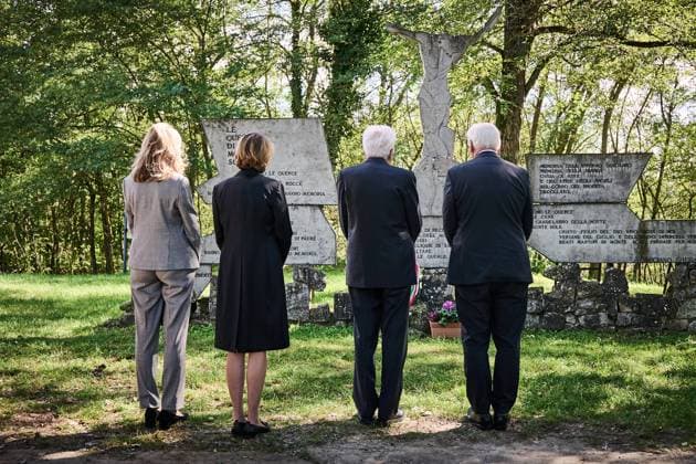 Bilder des Jahres 2024, News 09 September News Themen der Woche KW39 News Bilder des Tages Italien, Bundespräsident Steinmeier reist zur Gedenkveranstaltung zum 80. Jahrestag des Massakers von Monte Sole Nach der Kranzniederlegung in der Ruine der Kirche Sankt Martin am 29.09.2024. Bundespräsident Frank-Walter Steinmeier und Elke Büdenbender reisen zur Teilnahme an der Gedenkveranstaltung zum 80. Jahrestag des Massakers von Monte Sole. Auf dem Programm steht neben der Rede des Bundespräsidenten, u.a. Kranzniederlegungen und ein Gespräch mit Überlebenden und Familienangehörigen von Opfern des Massakers. Marzabotto Italien
