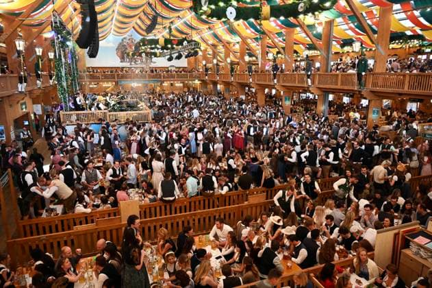 Bilder des Jahres 2024, News 09 September Im Schützen-Festzelt beim 189. Oktoberfest 2024 auf der Theresienwiese. München, 29.09.2024