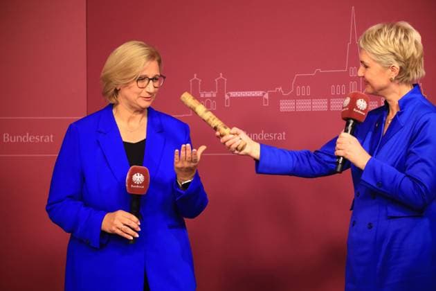 Bilder des Jahres 2024, News 10 Oktober News Themen der Woche KW40 News Bilder des Tages Feierlichkeiten zum Tag der Deutschen Einheit Schwerin, 03.10.2024 Feierlichkeiten zum Tag der Deutschen Einheit in Schwerin Ministerpräsidentin in Mecklenburg - Vorpommern, Manuela Schwesig (re) übergibt den Staffelstab für den nächsten Tag der Deutschen Einheit an Ministerpräsidentin Anke Rehlinger (SPD) an das Saarlande. Mecklenburg - Vorpommern Germany Copyright: xMatthiasxGränzdörferx