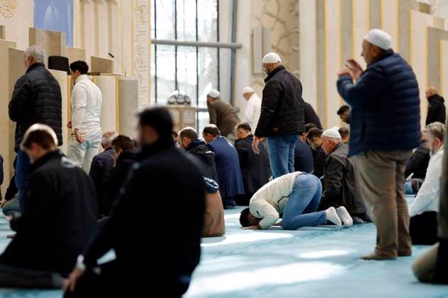 Innenansicht der DITIB Zentralmoschee in Ehrenfeld am Tag der offenen Moschee . An der Kölner Zentralmoschee darf seit 2022 freitags per Lautsprecher von einem Muezzin zum Gebet gerufen werden. (Themenbild, Symbolbild) Köln, 03.10.2024 NRW Deutschland Copyright: xChristophxHardtx