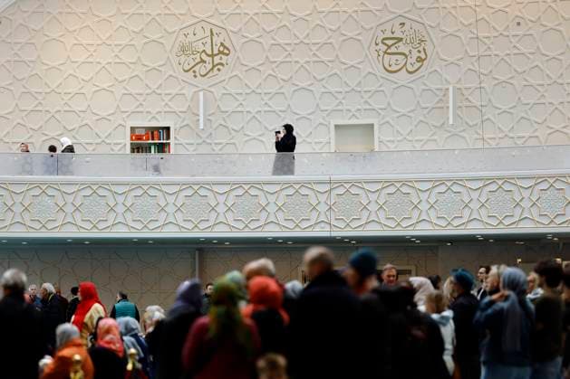 Innenansicht der DITIB Zentralmoschee in Ehrenfeld am Tag der offenen Moschee . An der Kölner Zentralmoschee darf seit 2022 freitags per Lautsprecher von einem Muezzin zum Gebet gerufen werden. (Themenbild, Symbolbild) Köln, 03.10.2024 NRW Deutschland Copyright: xChristophxHardtx
