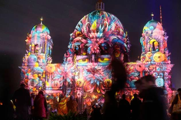 Bilder des Jahres 2024, News 10 Oktober News Themen der Woche KW40 Der Berliner Dom beim Festival of Lights 2024. Das Festival of Lights Berlin gehört zu den bekanntesten Lichtfestivals weltweit. Es ist ein kostenloser Event in Berlin, der jährlich im Herbst stattfindet und 10 Tage lang bekannte Berliner Sehenswürdigkeiten durch Illuminationen, lichtkünstlerische Projektionen und 3D-Mappings aufwändig in Szene setzt. Berlin, 04.10.2024