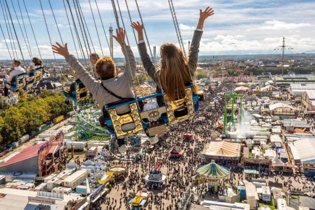 Bilder des Jahres 2024, News 10 Oktober News Themen der Woche KW40 News Bilder des Tages Abschied von der Wiesn, Servus, Auf Wiedersehen, letzte Runde mit dem Kettenflieger Bayern Tower über das Oktoberfest, München, 6. Oktober 2024 Deutschland, München, 6. Oktober 2024, Abschied von der Wiesn, bei Sonnenschein und strahlend blauem Himmel drehen Wiesnbesucher eine letzte Runde über der Festwiese, in 90 Metern Höhe haben sie einen wunderbaren Blick über das Oktoberfest, letzter Wiesntag, Kettenflieger Bayern Tower, 90 Meter hohes Kettenkarussell, Theresienwiese, Fahrgeschäft gehört Schausteller Egon Kaiser, Sonntagnachmittag, Wochenende, Wiesnwetter, bayerisch, Volksfest, Herbst, Bayern,