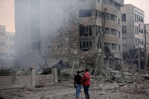 Bilder des Jahres 2024, News 10 Oktober News Themen der Woche KW40 News Bilder des Tages (241006) -- BEIRUT, Oct. 6, 2024 -- This photo taken on Oct. 6, 2024 shows destroyed buildings after Israeli airstrikes in the southern suburbs of Beirut, Lebanon. Israeli warplanes launched intense bombardment on Beirut s southern suburbs early Sunday, striking residential areas and igniting fires that continued to burn into the morning, according to Lebanon s National News Agency. ) LEBANON-BEIRUT-ISRAELI AIRSTRIKES BilalxJawich