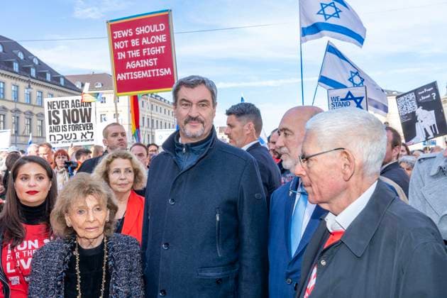 News Bilder des Tages Charlotte Knobloch, Markus Söder, Josef Schuster, bei der Gedenkveranstaltung: 365 Tage 7. Oktober, München gegen Antisemitismus, München, 6. Oktober 2024 Deutschland, München, 6. Oktober 2024, von links: Charlotte Knobloch, Präsidentin Israelitische Kultusgemeinde, Michaela May, Schauspielerin, Ministerpräsident Markus Söder, CSU, Ron Prosor, israelischer Botschafter in Deutschland, Josef Schuster, Präsident Zentralrat der Juden, bei der Gedenkveranstaltung: 365 Tage 7. Oktober, München gegen Antisemitismus, auf dem Odeonsplatz, Israel Flaggen im Hintergrund, Politik, Bayern,