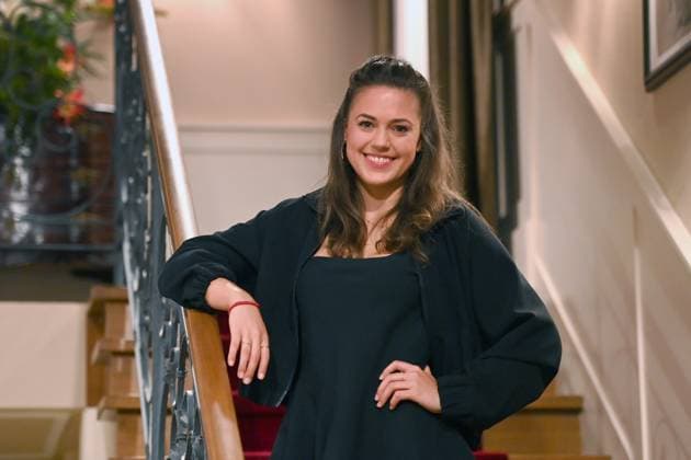 Katharina SCHEUBA (Schauspielerin) Einzelbild,angeschnittenes Einzelmotiv,Halbfigur,halbe Figur. Sturm der Liebe 21.Staffel der Erfolgstelenovela ab 5.Dezember im Ersten (ARD), Pressetermin am Set am 07.10.2024.