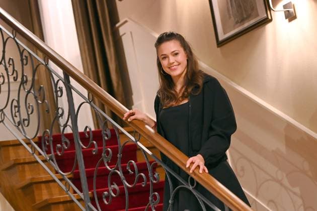 Katharina SCHEUBA (Schauspielerin) Einzelbild,angeschnittenes Einzelmotiv,Halbfigur,halbe Figur. Sturm der Liebe 21.Staffel der Erfolgstelenovela ab 5.Dezember im Ersten (ARD), Pressetermin am Set am 07.10.2024.