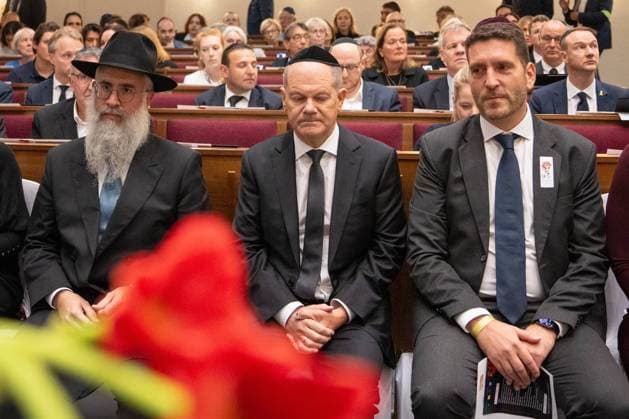 Bilder des Jahres 2024, News 10 Oktober News Themen der Woche KW41 News Bilder des Tages Jüdische Gemeinde in Hamburg Gedenkzeremonie Erster Jahrestag Angriff der Terrororganisation Hamas auf Israel im Oktober 2023 Bundeskanzler Olaf Scholz in der Synagoge Hohe Weide vor Beginn der Gedenkveranstaltung,mit Shlomo Bistritzky, Landesrabbiner Hamburg, und Philipp Stricharz, Erster Vorsitzender Jüdische Gemeinde in Hamburg;Jüdische Gemeinde in Hamburg Gedenkzeremonie Erster Jahrestag Angriff der Terrororganisation Hamas auf Israel im Oktober 2023 Bundeskanzler Olaf Scholz in der Synagoge Hohe Weide vor Beginn der Gedenkveranstaltung, Hamburg Hamburg Deutschland Synagoge Hohe Weide