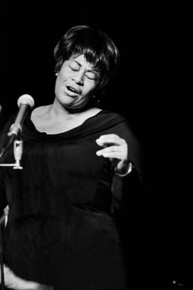 Ella Fitzgerald - Konzert in der DDR Ella Fitzgerald, amerikanische Jazz Sängerin, bei ihrem Auftrtt im Friedrichstadt-Palast in Ost-Berlin, DDR 1967. Ost-Berlin Friedrichstadt-Palast Berlin Deutsche Demokratische Republik