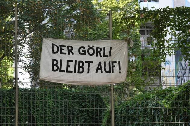 Protestplakat von Anwohnern im Berliner Stadtteil Kreuzberg gegen Plaene des Berliner Senats, den Park einzuzaeunen und nachts abzuschliessen. Seit Jahren gilt der Goerli als sozialer Brennpunkt und Drogenumschlagsplatz.