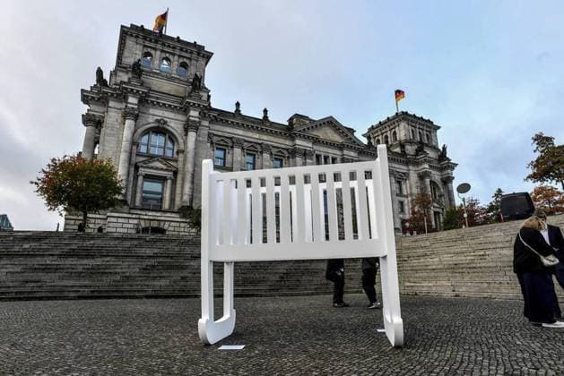 Bilder des Jahres 2024, News 10 Oktober News Themen der Woche KW41 News Bilder des Tages Leere Wiege ** NUR FÜR REDAKTIONELLE ZWECKE ** EDITORIAL USE ONLY **<p>Am 9. Oktober 2024 stehen Mitglieder des Bundestags vor eine symbolischen leere Wiege vor dem Reichstag in Berlin Mittte. Deutschland Berlin Berlin Copyright: SergejxGlanze
