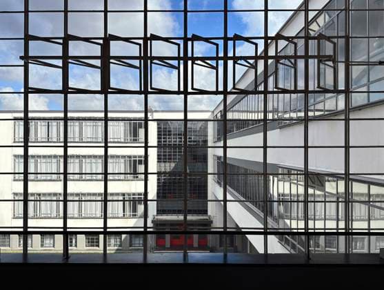 Bauhaus Dessau DEU, Deutschland, Germany, Dessau, Sachsen-Anhalt, 28.07.2024 Bauhausgebaeude erbaut vom Architekten Walter Gropius 1925 im Architekturstil der 1920er Jahre in Dessau Sachsen-Anhalt Deutschland . Das Bauhaus Dessau war eine beruehmte Kunst-, Design- und Architekturschule der Klassischen Moderne von 1919 bis 1932 en: Bauhaus building built by architect Walter Gropius in 1925 in the architectural Bauhaus style of the 1920s in Dessau Saxony-Anhalt Germany . The Bauhaus Dessau was a famous art, design and architecture school of classical modernism from 1919 to 1932