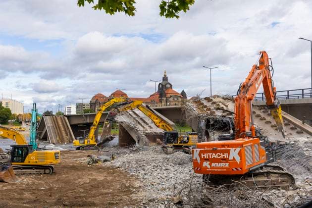 Bilder des Jahres 2024, News 10 Oktober News Themen der Woche KW41 News Bilder des Tages Carolabrücke in Dresden Nach dem Teileinsturz der Carolabrücke, wurde mit den Abrissarbeiten auf der Altstädter Seite begonnen. Die Brückenteile auf der Altstädter Seite wurden mit schweren Arbeitsmaschinen zerlegt. Dresden Sachsen Deutschland