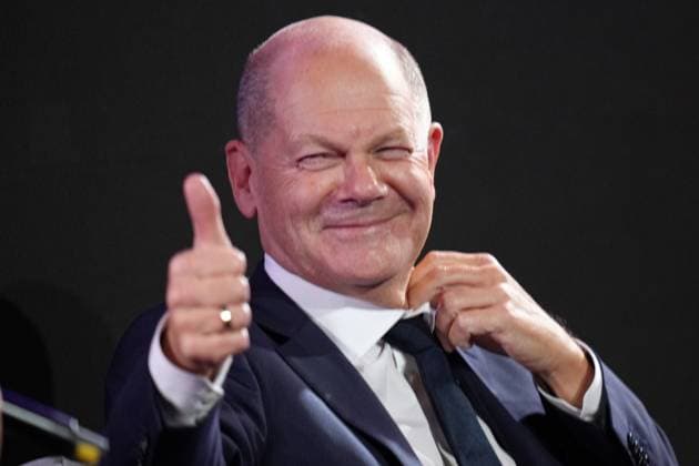 Bilder des Jahres 2024, News 10 Oktober News Themen der Woche KW41 News Bilder des Tages Jubilaeumsfeier des VAUNET-Verbandes mit Bundeskanzler Scholz Bundeskanzler Olaf Scholz im Portrait zeigt der Kanzler den Daumen hoch bei der Jubilaeumfeier des VAUNET-Verbandes zum 40-jaehrigen Bestehen der privaten Medien in Deutschland, Berlin, 10.10.2024 Berlin Berlin Deutschland