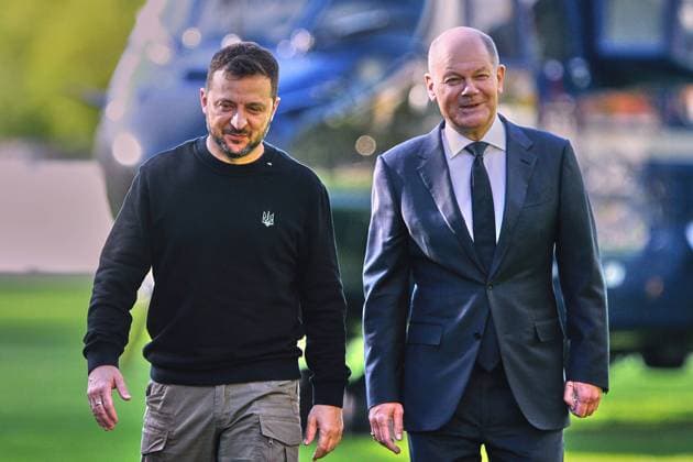 Bilder des Jahres 2024, News 10 Oktober News Themen der Woche KW41 News Bilder des Tages Berlin, Deutschland, 11.10.2024: Bundeskanzleramt: Arbeitsbesuch des ukrainischen Präsidenten: Wolodymyr Selenskyj und Bundeskanzler Olaf Scholz (SPD) nach der Landung mit dem Hubschrauber bei der Begrüßung Copyright: xdtsxNachrichtenagenturx dts_48426