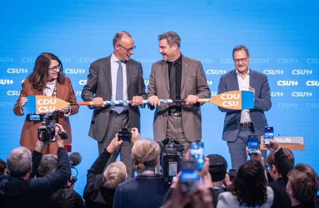 Bilder des Jahres 2024, News 10 Oktober News Themen der Woche KW41 News Bilder des Tages CSU Parteitag Oktober 2024 in Augsburg - Die beiden Parteivorsitzenden Markus Söder und Friedrich Merz nach der Rede des CDU-Vorsitzenden;CSU Parteitag Oktober 2024 in Augsburg - Die beiden Parteivorsitzenden Markus Söder und Friedrich Merz nach der Rede des CDU-Vorsitzenden, Augsburg Bayern Deutschland Messegelände