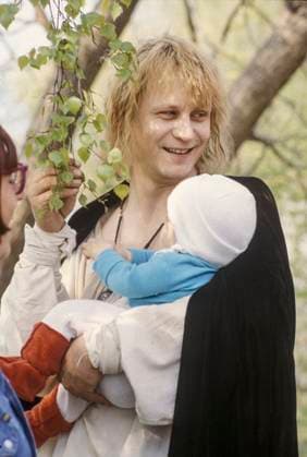 ARCHIVE 19840518 THE TRAGIC STORY OF HAMLET PRINCE OF DENMARK TV movie in two parts directed by Ragnar Lyth First sent 01 07 1985 Here, the actor Stellan Skarsgard is seen with a small child during the recording Sweden sp sw x5600x  Copyright: xBertilxS-sonxAbergx xSVTx HAMLET