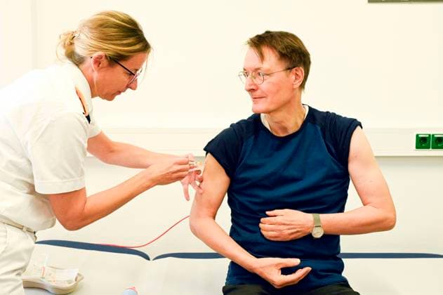 Bilder des Jahres 2024, News 10 Oktober News Themen der Woche KW42 News Bilder des Tages Karl Lauterbach lässt sich von Oberstarzt Dr. med. Nicole Müller gemäß STIKO-Empfehlung gegen Influenza und COVID-19 im Bundeswehrkrankenhaus impfen. Berlin, 16.10.2024