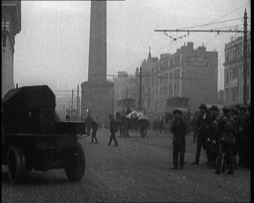 RECORD DATE NOT STATED Crowds Parting and Being Held Back by Soldiers for Armoured Cars to Pass Through the Streets in Dublin, 1920. In Dublin s fair city, armoured cars were used to break up hostile and unruly mobs of demonstrators. It might have been effective, and no doubt it gave the drivers a sense of power, but in truth, it was really no way to rule a fair city . From Time To Remember - The Plunge Into Peace, 1920 (Reel 4); events of 1920 - weddings, women s rights, industrial unrest and problems in Ireland Copyright:xBritishxPathexLtd HeritagexImagesxBritishxPathexLtdx IMAGO, ! ACHTUNG: AUFNAHMEDATUM GESCHÄTZT!  Copyright:BritishxPathexLtd HeritagexImagesxBritishxPathexLtdx IMAGO