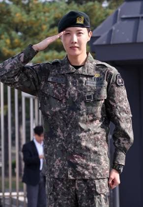 Bilder des Jahres 2024, Entertainment 10 Oktober Entertainment Themen der Woche KW42 BTS J-Hope completes obligatory military service BTS J-Hope completes obligatory military service J-Hope, a member of the K-pop supergroup BTS, salutes upon his discharge from the 36th Army Infantry Division boot camp in Wonju, about 85 kilometers southeast of Seoul, on Oct. 17, 2024, after completing 18 months of mandatory military service, becoming the second member of the band to do so, following the oldest member, Jin. (Yonhap) 2024-10-17 10:16:39 < 1980-2024 YONHAPNEWS AGENCY. .> ¿øÁֽà °¿øµµ EDITORIAL USE ONLY Copyright: xx PYH2024101704090031500 YonhapxNewsx yonphotos234987
