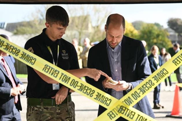 Bilder des Jahres 2024, News 10 Oktober News Themen der Woche KW42 News Bilder des Tages Britain s Prince William, Prince of Wales (R) speaks with a student enrolled in the Military & Protective Services Academy during CSI training exercise at the College Stoke Climsland in Callington, in Cornwall, southwestern England, on October 17, 2024 as Britain s Prince William, Prince of Wales (R) speaks with a student enrolled in the Military & Protective Services Academy during CSI training exercise at the College Stoke Climsland in Callington, in Cornwall, southwestern England, on October 17, 2024 as part of a visit to learn about how the college is providing opportunities for young people in rural areas. NO UK USE FOR 48 HOURS, Credit:Avalon.red Avalon United Kingdom, Callington  Copyright: xAvalon.redx xAvalonx 0922413460