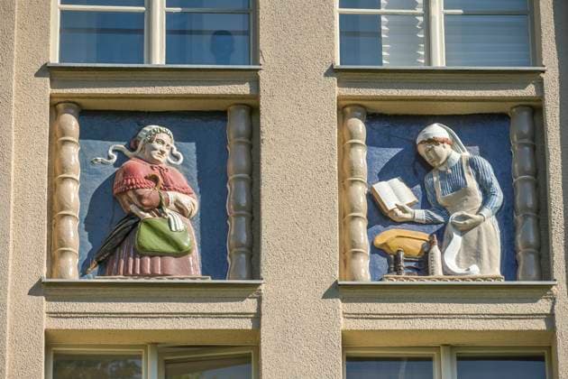 Hebammen, Relief an Altbau, ehemalige Frauen- und Kinderklinik, heute Wohnpark St. Marien, Mariendorfer Weg, Neukölln, Berlin, Deutschland