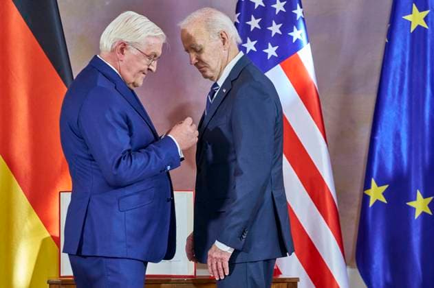Bilder des Jahres 2024, News 10 Oktober News Themen der Woche KW42 News Bilder des Tages Frank-Walter Steinmeier und Joe Biden bei der Verleihung der Sonderstufe des Großkreuzes des Verdienstordens der Bundesrepublik Deutschland an Präsident Biden für dessen Einsatz für die deutsch-amerikanische Freundschaft und die transatlantische Partnerschaft im Schloss Bellevue. Berlin, 18.10.204