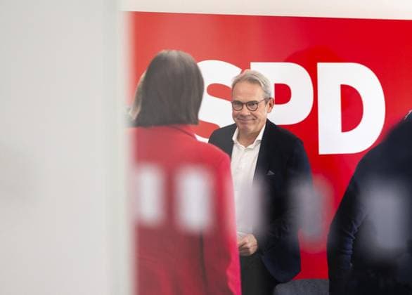 News Bilder des Tages 2024 LANDTAGSWAHL THÜRINGEN - SPD - BERATUNG VON VORSTAND UND FRAKTION ZUR AUFNAHME VON KOALITIONSVERHANDLUNGEN MIT CDU UND BSW ** NUR FÜR REDAKTIONELLE ZWECKE ** EDITORIAL USE ONLY **<p>19 10 2024-Erfurt: 2024 Landtagswahl Thüringen SPD - Beratung zur Aufnahme von Koalitionsverhandlungen mit CDU und BSW im Foto: Georg Maier (SPD) nach der Beratung ( Deutschland Thueringen Erfurt Copyright: SaschaxFromm