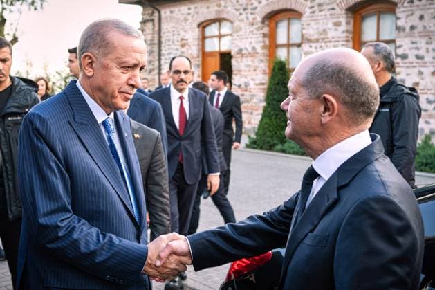 Bilder des Jahres 2024, News 10 Oktober News Themen der Woche KW42 News Bilder des Tages Istanbul, Türkei, 19.10.2024: Türkei-Reise von Olaf Scholz: Der türkische Präsident Recep Tayyip Erdogan verabschiedet Bundeskanzler Olaf Scholz (SPD)
