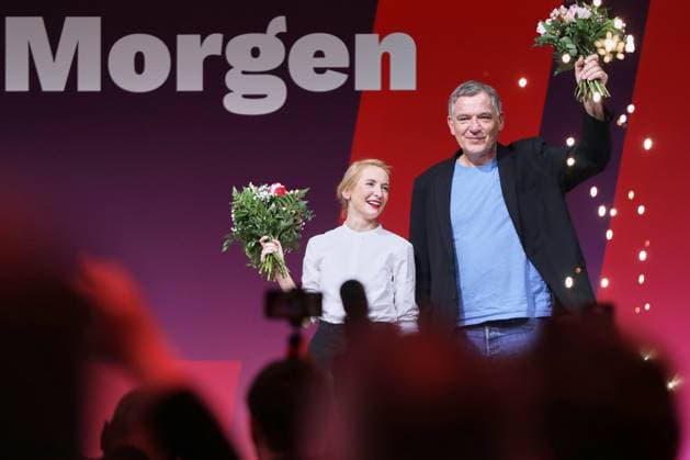 Bilder des Jahres 2024, News 10 Oktober News Themen der Woche KW42 News Bilder des Tages Halle (Saale), Sachsen-Anhalt, Deutschland, 19.10.2024: Messe: Linken-Parteitag: Ines Schwerdtner und Jan van Aken nach ihrer Wahl zum Parteivorsitz Copyright: xdtsxNachrichtenagenturx dts_49180