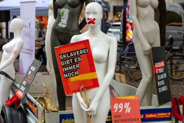 Walk for Freedom - Zwangsprostitution und Menschenhandel in Deutschland. Der Bonner Verein Leben in Freiheit e.V. rief am 19. Oktober 2024 zu einem Walk for Freedom auf, um auf die in Deutschland allgegenwärtige Zwangsprostitution und auf Menschenhandel hinzuweisen. Neben einem Marsch mit schwarzen Regenschirmen präsentierte der Verein auf dem Münsterplatz in Bonn weibliche Puppen, zum Teil mit Klebestreifen vor dem Mund, und Displays mit Kurzinformationen. Der Verein versucht, betroffenen Frauen zu helfen. Bonn Nordrhein-Westfalen Deutschland
