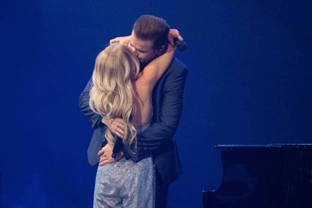 Eric Philippi, Saenger, Musiker, Schlagersaenger, kuesst seine Freundin MICHELLE, Saengerin, Musikerin, Schlagersaengerin, SCHLAGERBOOOM 2024 - ALLES FUNKELT! ALLES GLITZERT! am 19.10.2024 in der Westfalenhalle Dortmund