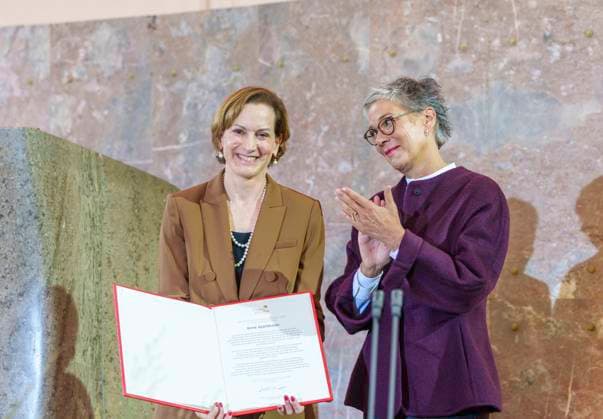 Bilder des Jahres 2024, Entertainment 10 Oktober Entertainment Themen der Woche KW42 Entertainment Bilder des Tages Frankfurt Main, Hessen, Deutschland, 20.10.2024: Paulskirche: Verleihung des Friedenspreises des Buchhandels an Anne Applebaum: Karin Schmidt-Friderichs, Vorsteherin des Börsenvereins des Deutschen Buchhandels (rechts), übergibt die Auszeichnung (Foto: Andreas Arnold - Pool) Copyright: xAndreasxArnoldx-xPool dtsxNachrichtenagenturx dts_49241