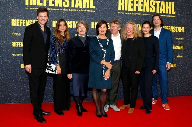 Bilder des Jahres 2024, Entertainment 10 Oktober Entertainment Themen der Woche KW43 Benjamin Herrmann, Paulina Fröhlich, Kirsten Niehuus, Sandra Maischberger, Andreas Veiel, Christiane Hinz, Andrea Despot und Enzo Maaß bei der Premiere des Dokumentarfilms Riefenstahl im Delphi-Filmpalast am Zoo. Berlin, 21.10.2024