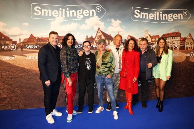 Bilder des Jahres 2024, Entertainment 10 Oktober Entertainment Themen der Woche KW43 Entertainment Bilder des Tages Martin Klempnow, Elena Uhlig, Tim Valerian Alberti, Mirja Boes, Uwe Ochsenknecht, Christine Neubauer, Armin Rohde und Negah Amiri, die Hauptdarsteller beim Premieren Event der neuen ARD Comedy Serie Smeilingen - Ein Dorf wie Du und Ich am 23.10.2024 in Koeln ARD Comedy Serien Premiere von Smeilingen - Ein Dorf wie Du und Ich in Koeln