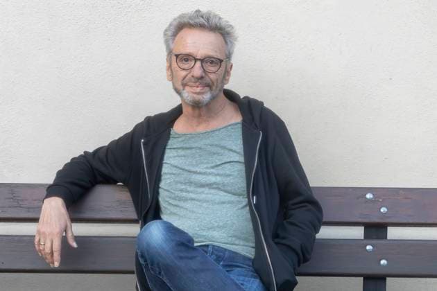 Sänger Purple Schulz - eigentlich Rüdiger Schulz (Jahrgang 1956) - privat vor seinem Konzert anläßlich der Rocknächte 2024 in der Kulturscheune Gröditz Sachsen. Exklusiv-