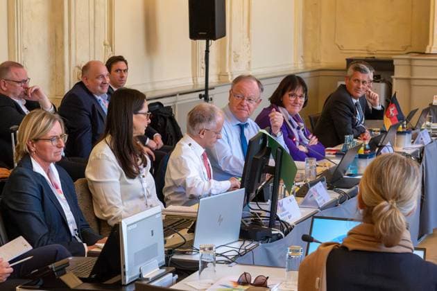 Bilder des Jahres 2024, News 10 Oktober News Bilder des Tages Leipzig - Ministerpräsidenten kommen zur MPK in Sachsen zusammen 24.10.2024 ab 13.20 Uhr¨Leipzig, Pfaffendorfer Straße (Kongresshalle am Zoo) im Foto: Auftaktfotos aus dem Beratungsraum der A-Länder Am 24. und 25. Oktober 2024 kommen die Ministerpräsidenten der deutschen Bundesländer zur Ministerpräsidentenkonferenz in Leipzig zusammen. Schwerpunkte der Jahreskonferenz sind die Themen Migration, Reformen beim öffentlich-rechtlichen Rundfunk und die aktuellen Herausforderungen der Kommunen. Das Treffen findet in der Kongresshalle am Zoo statt. Die Polizei sichert den Besuch mit starken Kräften ab. Leipzig Kongresshalle Sachsen Deutschland Copyright: xEHLxMedia Erik-HolmxLanghofx 20241024_mpk-auftakt_2
