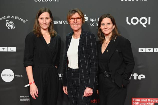 Bilder des Jahres 2024, Entertainment 10 Oktober Entertainment Themen der Woche KW43 Preisträger Sina Tonk und Nastassja Wachsmuth und Moderatorin und Laudatorin Bettina Böttinger (m) posiert vor der Verleihung des NRW Medienpreis für entwicklungspolitisches Engagement beim Film Festival Cologne 2024, FFCGN, in den Kölner Filmpalast