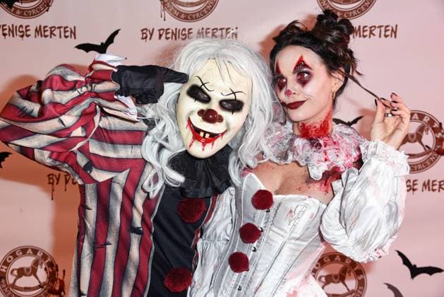 Bilder des Jahres 2024, Entertainment 10 Oktober Entertainment Themen der Woche KW43 Henning Merten mit Ehefrau Denise Merten - HALLOWEEN PARTY HOGARTS X DENISE MERTEN im Hogarts Circus Caffee in Hoppegarten bei Berlin am 25.10.2024