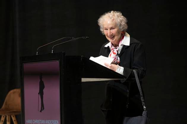 Bilder des Jahres 2024, Entertainment 10 Oktober Entertainment Themen der Woche KW43 Entertainment Bilder des Tages The Canadian author Margaret Atwood gives a speech after recieving the H.C. Andersen Literature Prize 2024 at the concert hall Odeon in Odense on Sunday, October 27, 2024. The prize is awarded to Margaret Atwood for her use of myths, fairy tales, and fantastic and speculative narratives to illuminate contemporary political issues, as well as for elevating so-called speculative fiction to a higher art form. , Odense Denmark Copyright: ThomasxSj ThomasxSjoerupx spdk20241027-155747-L