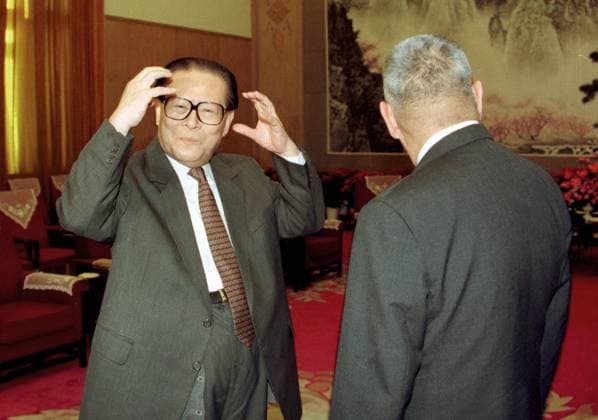 CHINESE PRESIDENT JIANG ZEMIN MAKES A POINT WHEN HE MEETS HONG KONG SAR CHIEF EXECUTIVE TUNG CHEE-HWA AT ZHONGNANHAI IN BEIJING.