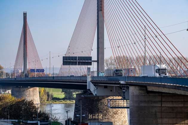 Friedrich-Ebert-Brücke über den Rhein bei Bonn, auch Nordbrücke genannt, Autobahnbrücke der A565, Schrägseilbrücke, NRW, Deutschland Friedrich-Ebert-Brücke