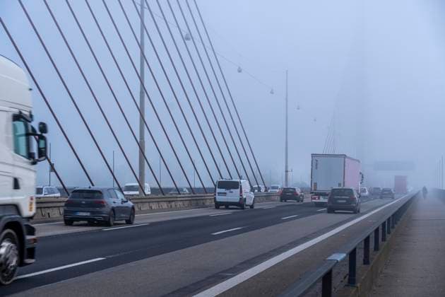 Friedrich-Ebert-Brücke über den Rhein bei Bonn, auch Nordbrücke genannt, Autobahnbrücke der A565, Schrägseilbrücke, Morgennebel, NRW, Deutschland Friedrich-Ebert-Brücke