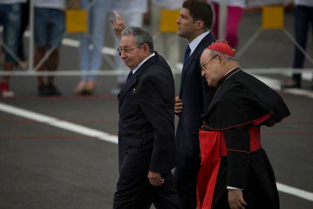 Papa Francisco en Cuba 19 de Septiembre de 2015 La Habana, Cuba El Papa Francisco arrivo al aeropuerto Internacional Jose Marti en la Habana donde fue recibido por el Presidente Raul Castro y otros jefes de estado. El Papa celebrara misa manana en la Plaza de la Revolucion. Durante esta gira visitara Cuba y los Estados Unidos. Foto: Especial Dennis M. Rivera Pichardo Puerto Rico EDITORIAL USE ONLY